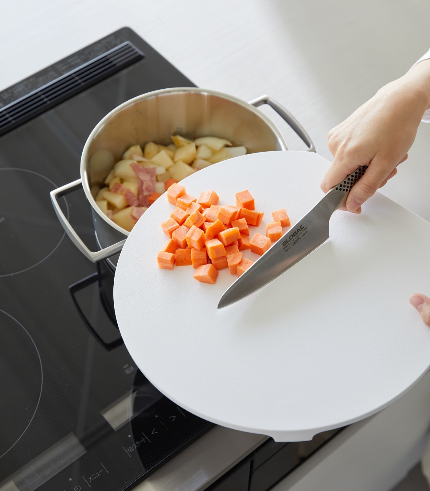 Round Magnetic Cutting Board